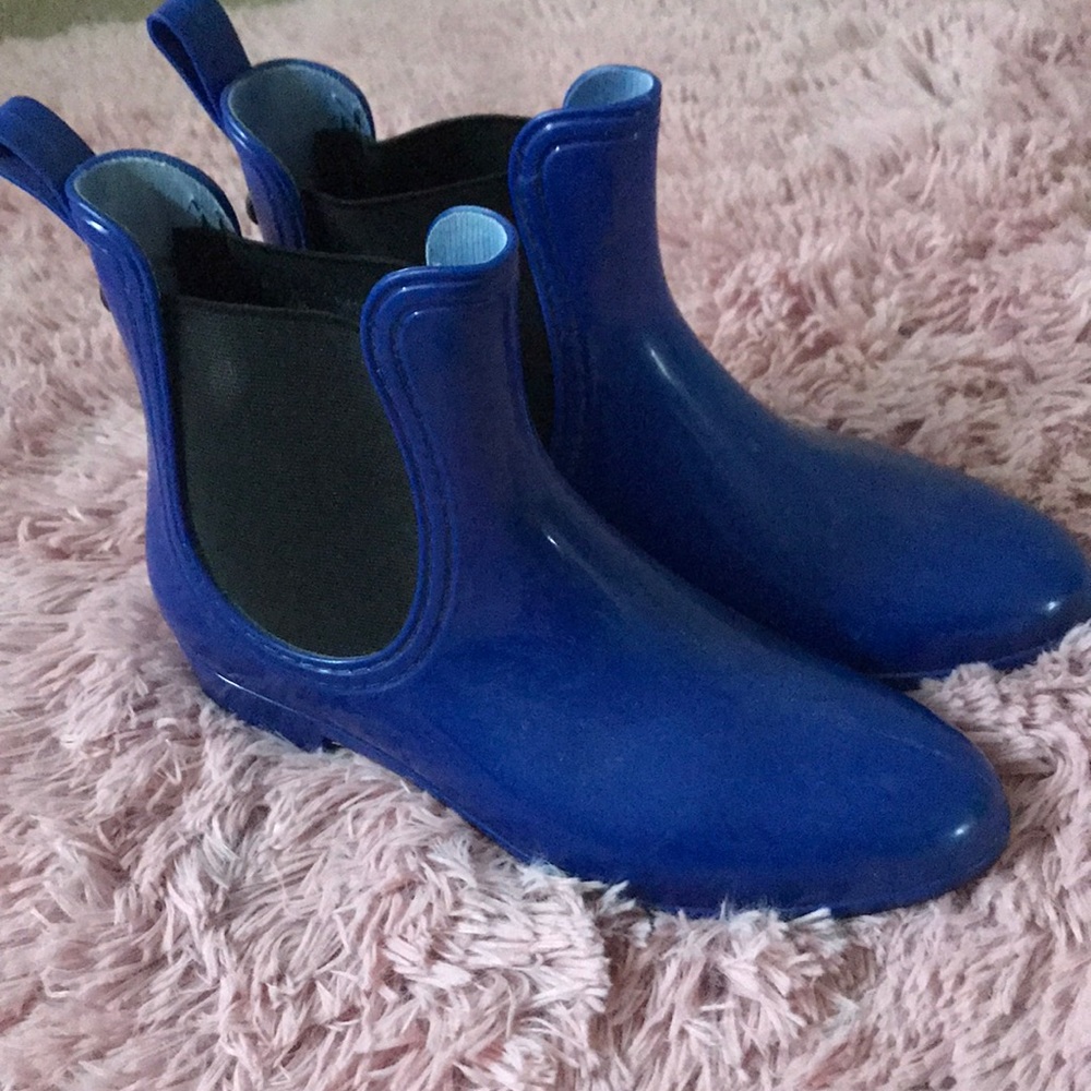 Blue rain boots- women’s size 7!